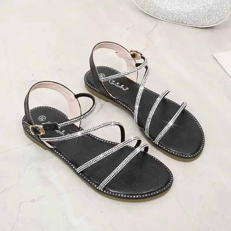 alt="Momo Mo প্রিমিয়াম রাইনস্টোন রোমান স্যান্ডেল – বিচ ভ্যাকেশন ও সামার ফ্যাশনের জন্য স্টাইলিশ ফ্ল্যাট স্যান্ডেল"